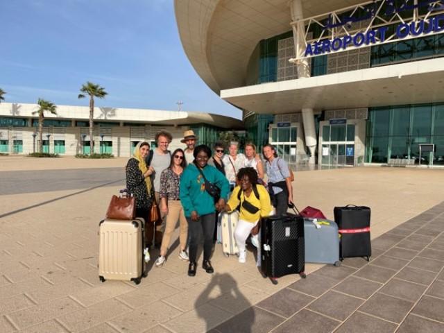Groep mensen staat voor de luchthaven van Marokko.